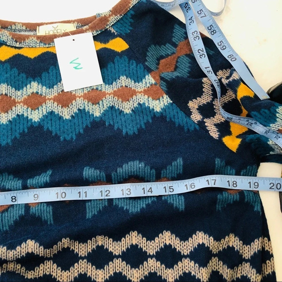 Hopely top Aztec design.Multi colors.Bell sleeves - Picture 6 of 7